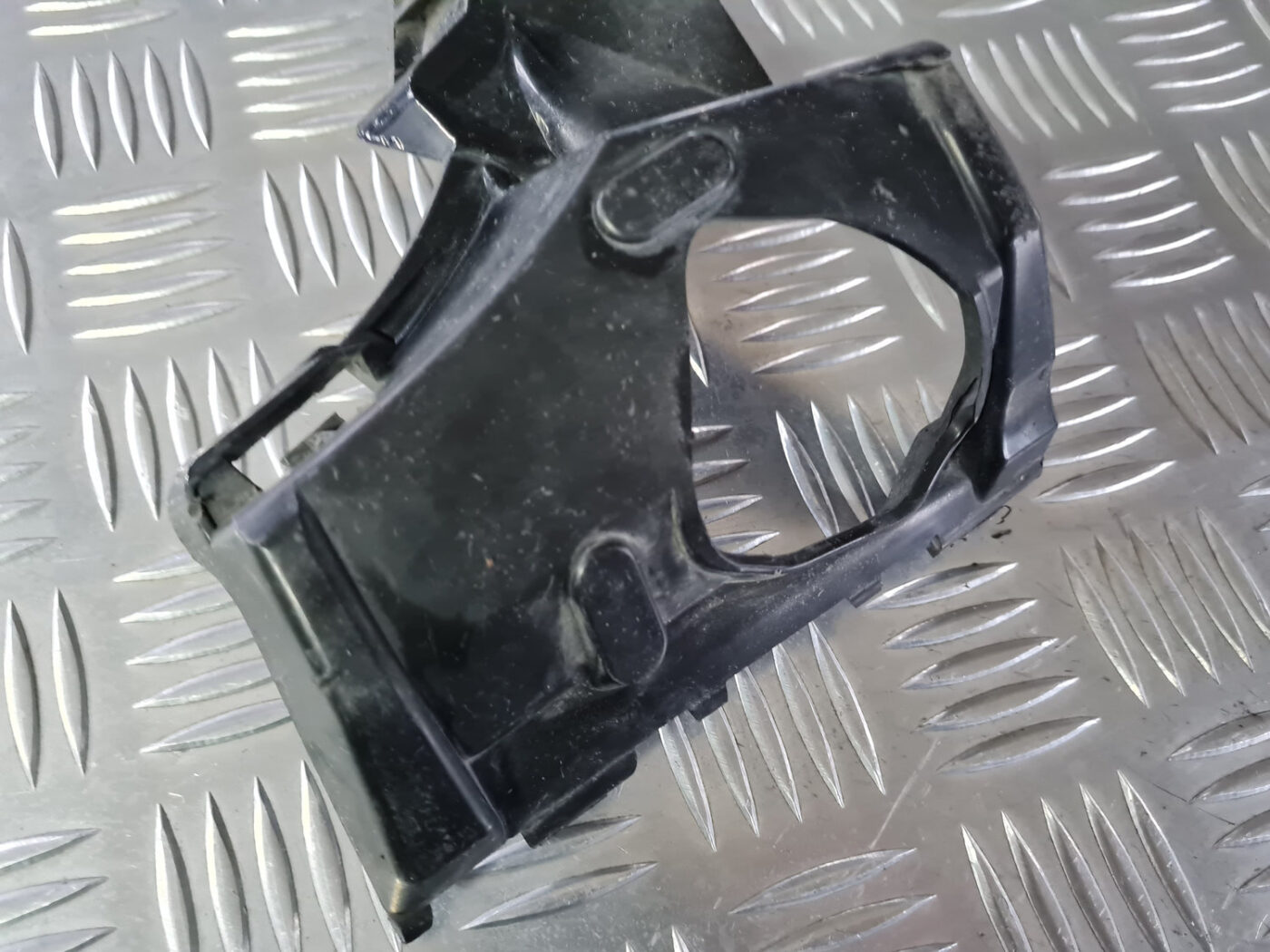 Lukturu mazgātāja sprauslas kronšteins priekš VOLVO XC 60 2009 9 Lukturu mazgātāja sprauslas kronšteins priekš VOLVO XC 60 2009