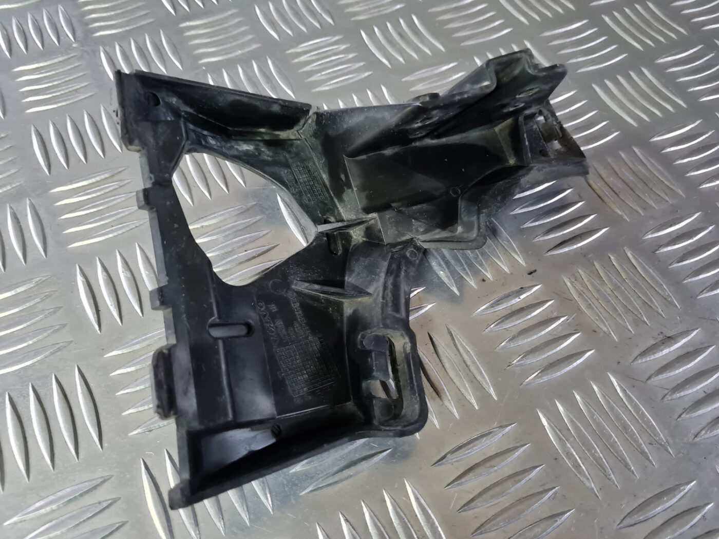 Lukturu mazgātāja sprauslas kronšteins priekš VOLVO XC 60 2009 8 Lukturu mazgātāja sprauslas kronšteins priekš VOLVO XC 60 2009