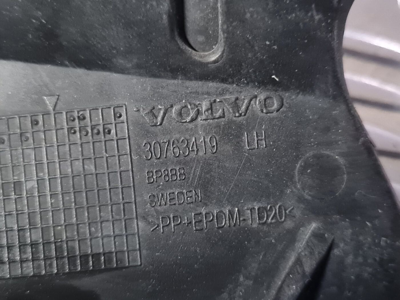 Lukturu mazgātāja sprauslas kronšteins priekš VOLVO XC 60 2009 5 Lukturu mazgātāja sprauslas kronšteins priekš VOLVO XC 60 2009