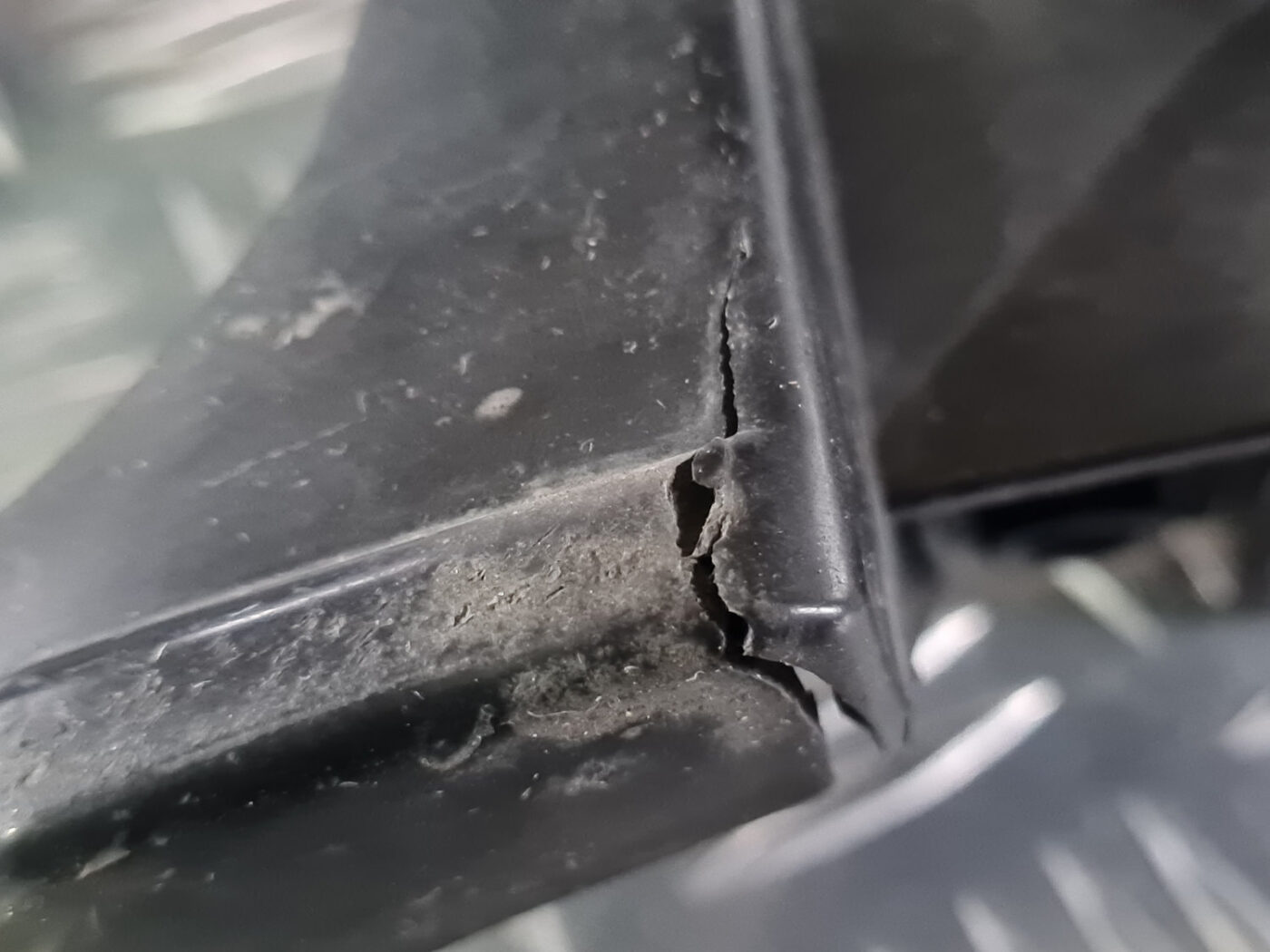 Lukturu mazgātāja sprauslas kronšteins priekš VOLVO XC 60 2009 4 Lukturu mazgātāja sprauslas kronšteins priekš VOLVO XC 60 2009