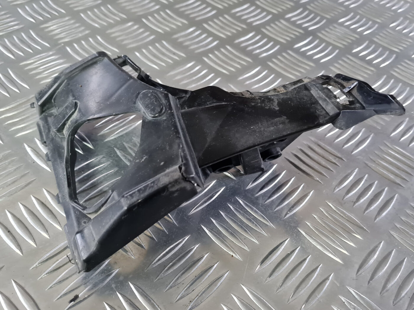 Lukturu mazgātāja sprauslas kronšteins priekš VOLVO XC 60 2009 3 Lukturu mazgātāja sprauslas kronšteins priekš VOLVO XC 60 2009