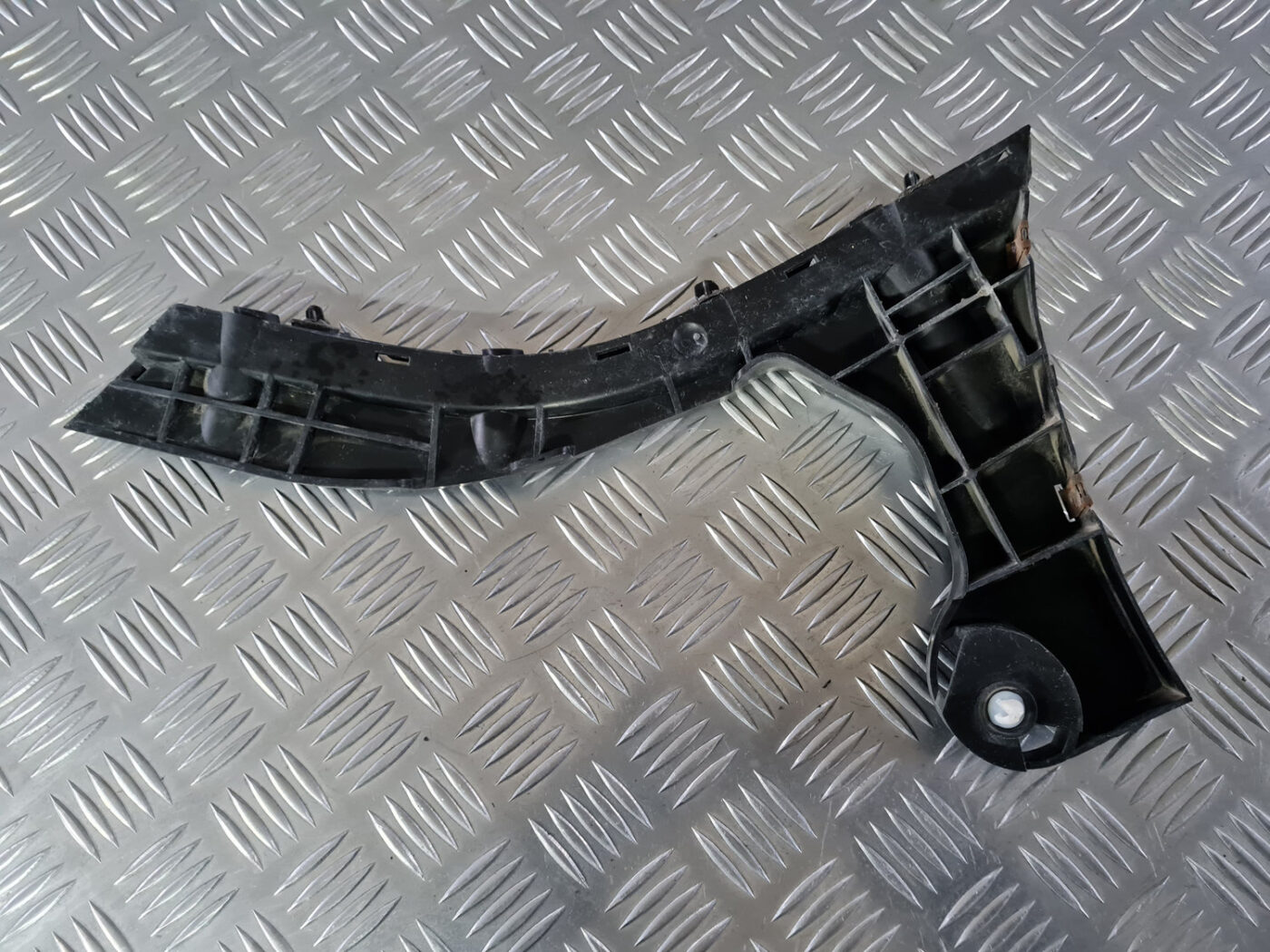 Aizmugurējā spārna un bufera stiprinājums priekš VOLVO XC 60 2009 2 Aizmugurējā spārna un bufera stiprinājums priekš VOLVO XC 60 2009