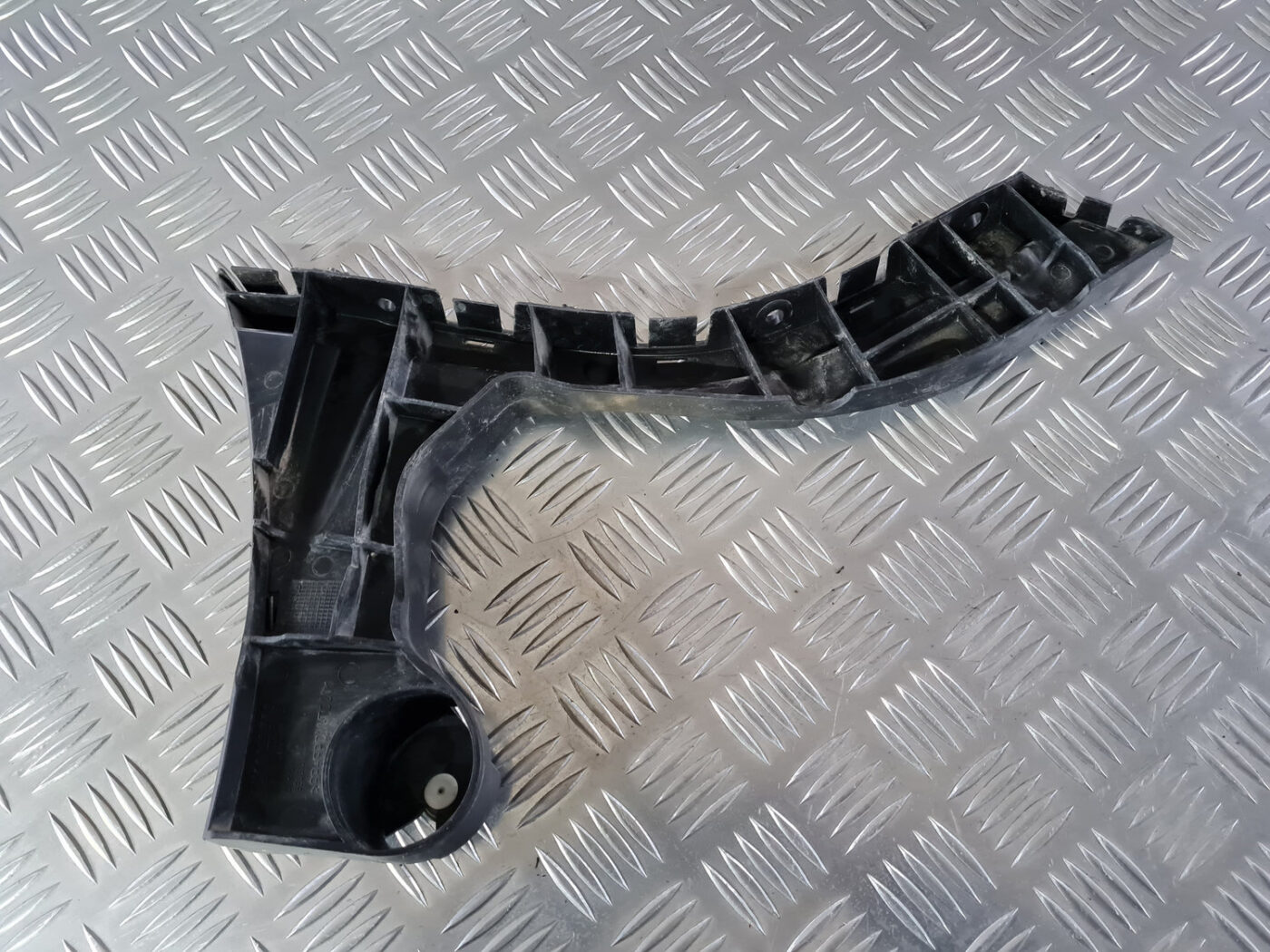 Aizmugurējā spārna un bufera stiprinājums priekš VOLVO XC 60 2009 4 Aizmugurējā spārna un bufera stiprinājums priekš VOLVO XC 60 2009