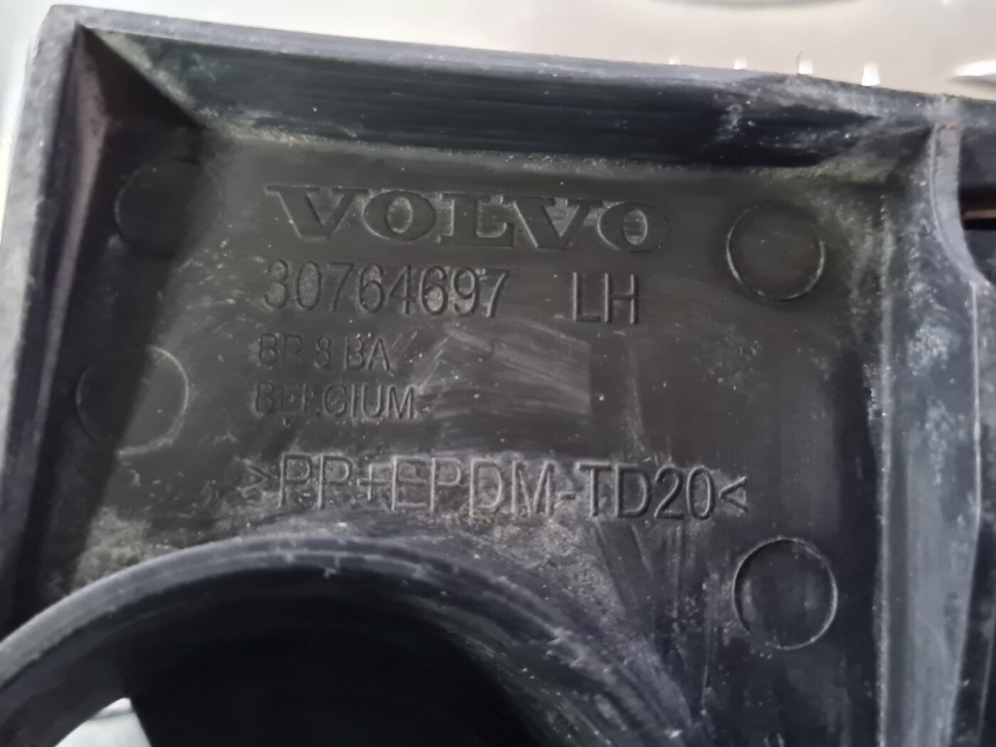 Aizmugurējā spārna un bufera stiprinājums priekš VOLVO XC 60 2009 3 Aizmugurējā spārna un bufera stiprinājums priekš VOLVO XC 60 2009