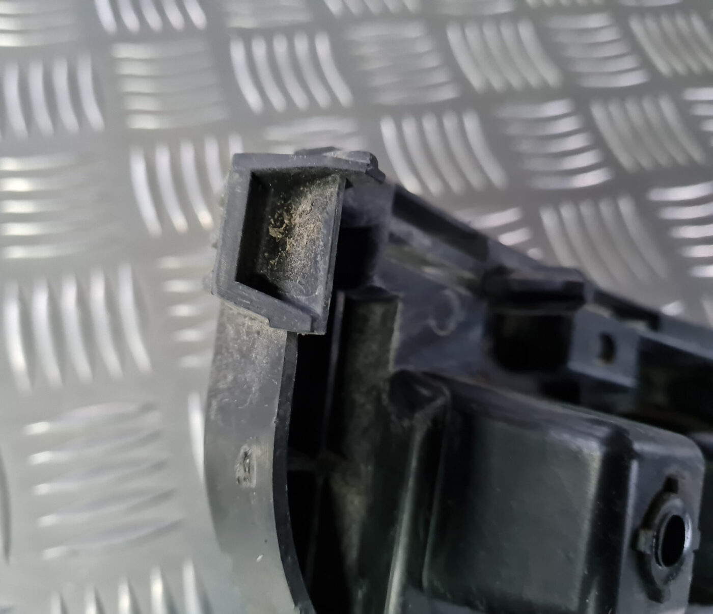 Aizmugurēja bufera kronšteins priekš VOLVO XC 60 2009 5 Aizmugurēja bufera kronšteins priekš VOLVO XC 60 2009