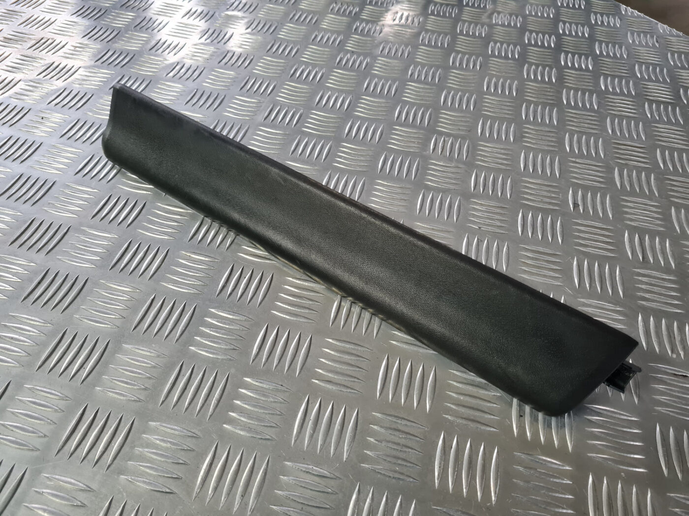 Sliekšņa priekšēja kreisa uzlika (salonā) priekš VOLVO XC 60 2009 2 Sliekšņa priekšēja kreisa uzlika (salonā) priekš VOLVO XC 60 2009