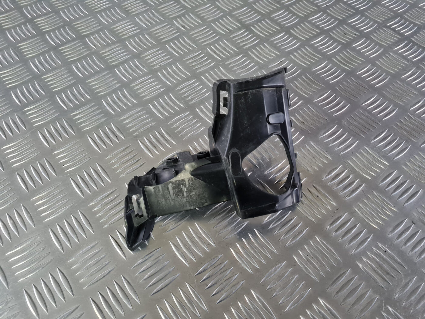 Lukturu mazgātāja sprauslas kronšteins priekš VOLVO XC 60 2009 1 Lukturu mazgātāja sprauslas kronšteins priekš VOLVO XC 60 2009