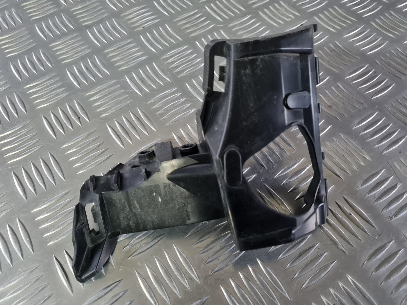 Lukturu mazgātāja sprauslas kronšteins priekš VOLVO XC 60 2009 2 Lukturu mazgātāja sprauslas kronšteins priekš VOLVO XC 60 2009