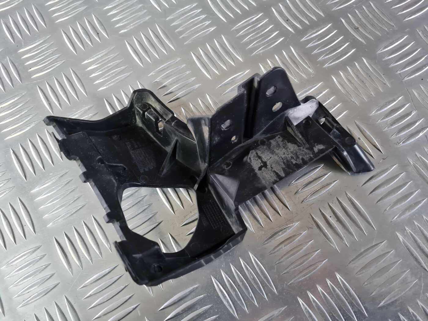 Lukturu mazgātāja sprauslas kronšteins priekš VOLVO XC 60 2009 6 Lukturu mazgātāja sprauslas kronšteins priekš VOLVO XC 60 2009