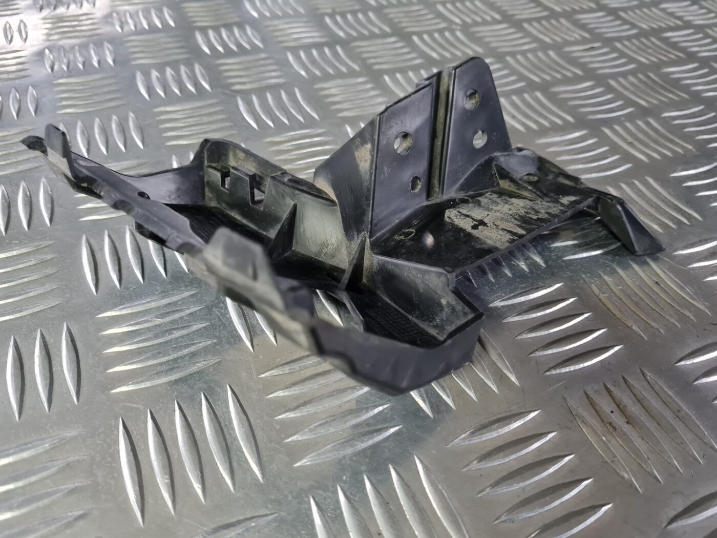 Lukturu mazgātāja sprauslas kronšteins priekš VOLVO XC 60 2009 5 Lukturu mazgātāja sprauslas kronšteins priekš VOLVO XC 60 2009