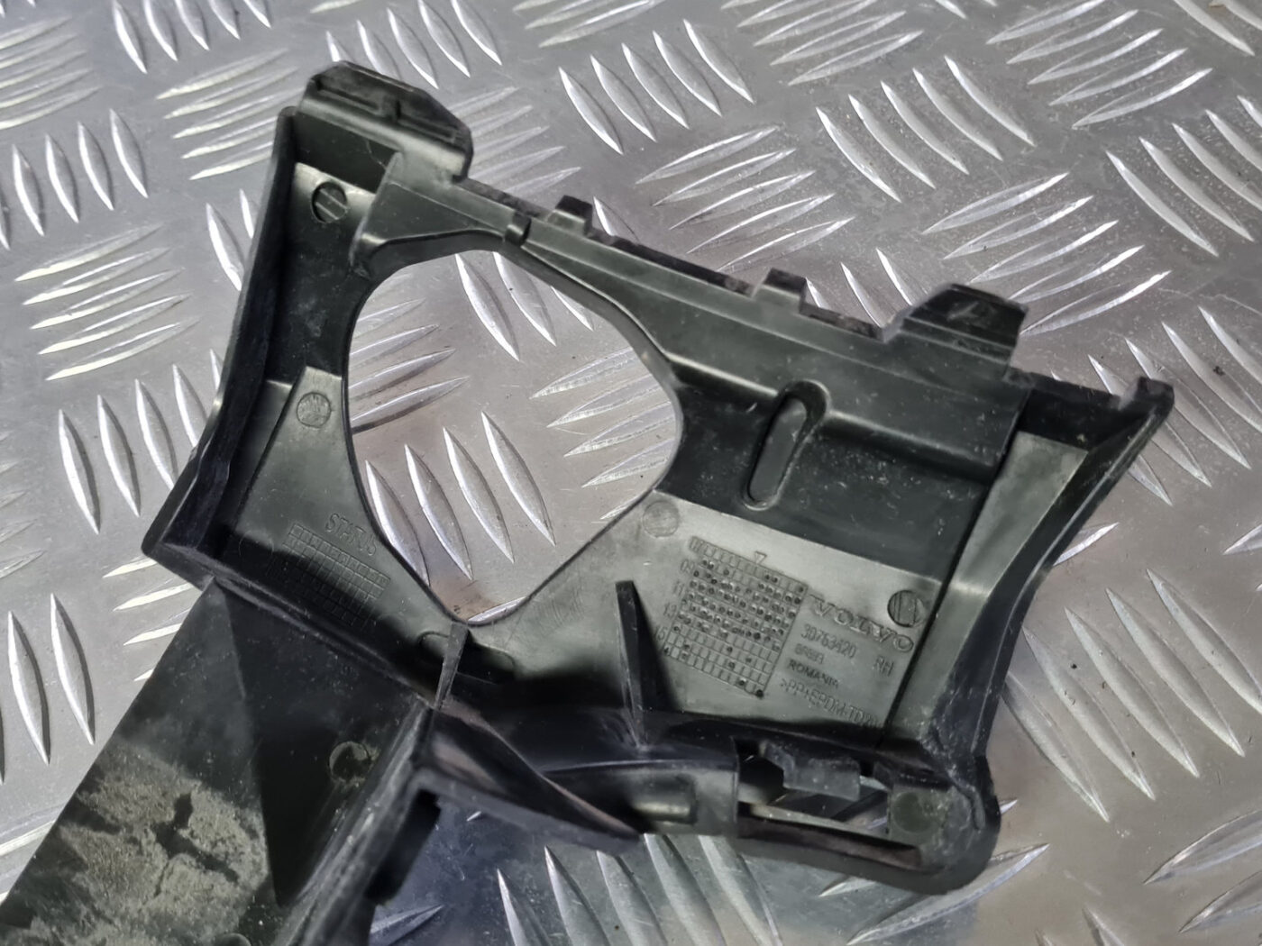 Lukturu mazgātāja sprauslas kronšteins priekš VOLVO XC 60 2009 4 Lukturu mazgātāja sprauslas kronšteins priekš VOLVO XC 60 2009