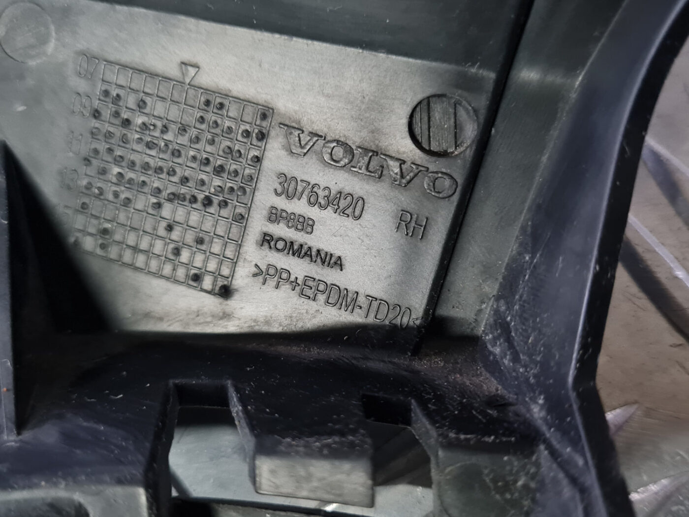 Lukturu mazgātāja sprauslas kronšteins priekš VOLVO XC 60 2009 3 Lukturu mazgātāja sprauslas kronšteins priekš VOLVO XC 60 2009