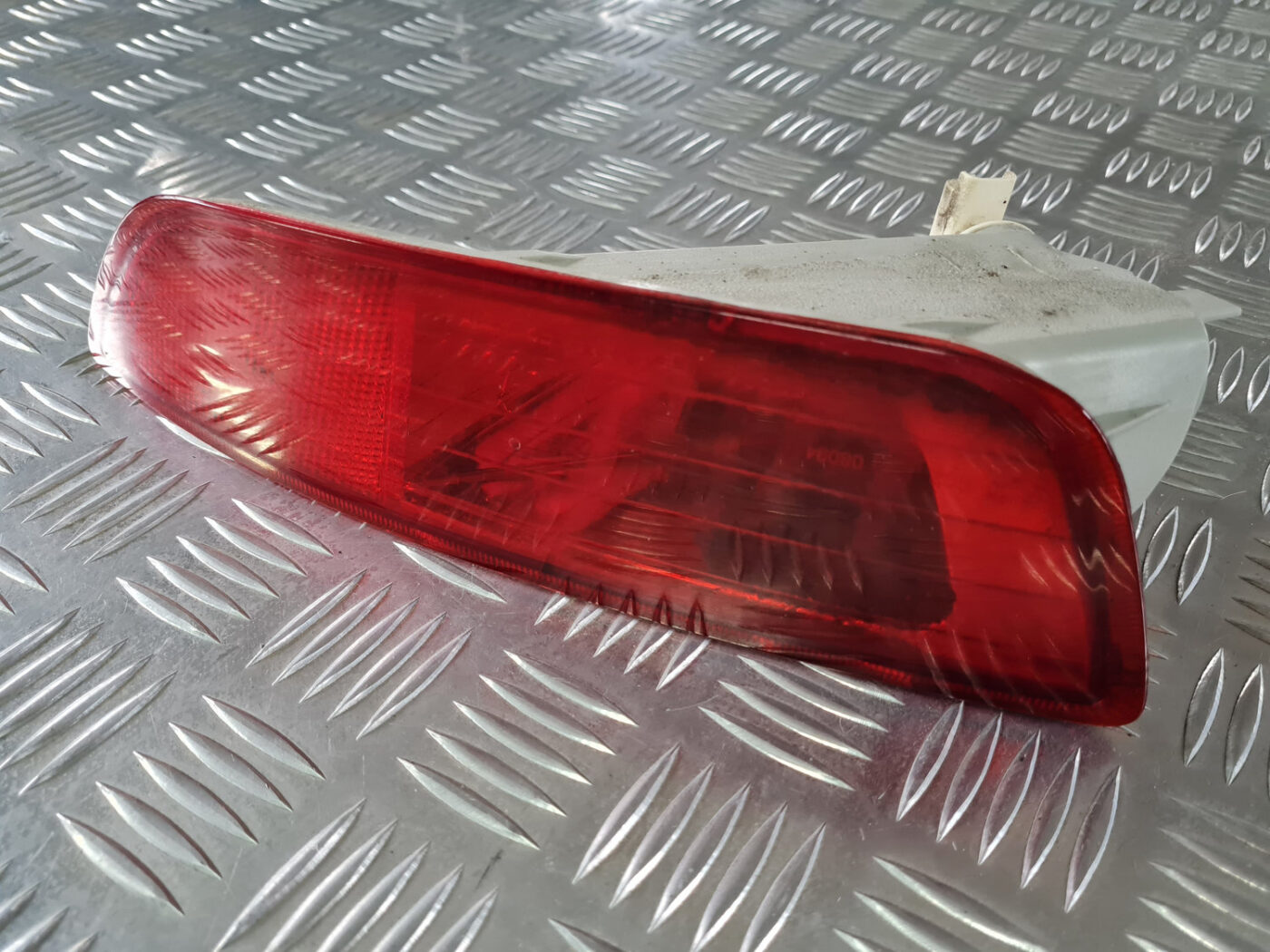 Miglas lukturis aizmugurē kreisā pusē priekš VOLVO XC 60 2009 2 Miglas lukturis aizmugurē kreisā pusē priekš VOLVO XC 60 2009