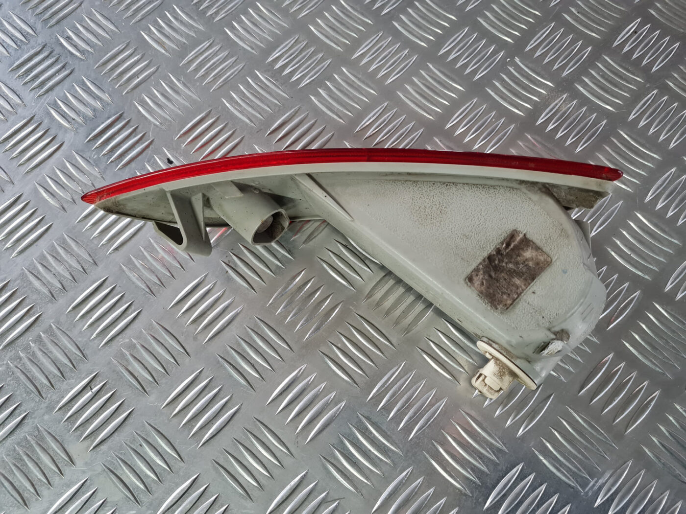 Miglas lukturis aizmugurē kreisā pusē priekš VOLVO XC 60 2009 4 Miglas lukturis aizmugurē kreisā pusē priekš VOLVO XC 60 2009