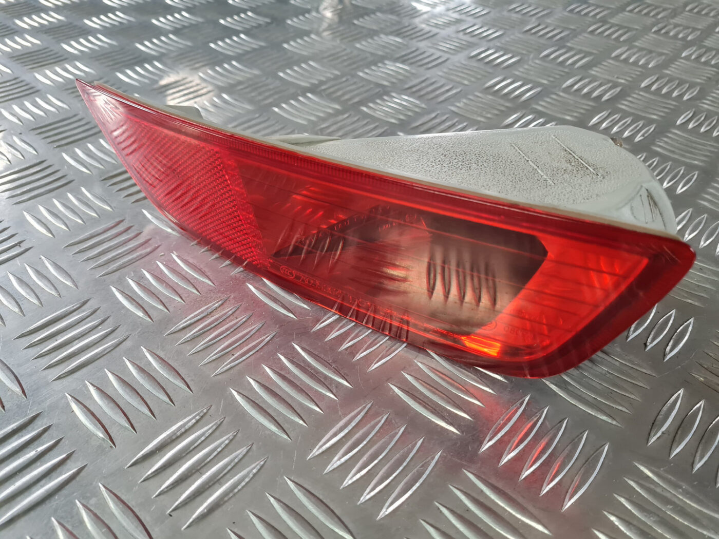 Miglas lukturis aizmugurē labā pusē priekš VOLVO XC 60 2009 2 Miglas lukturis aizmugurē labā pusē priekš VOLVO XC 60 2009