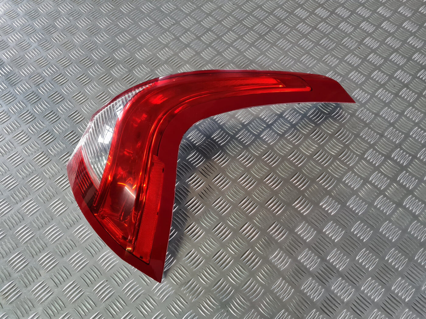 Aizmugurējais labais lukturis priekš VOLVO XC 60 2009 1 Aizmugurējais labais lukturis priekš VOLVO XC 60 2009