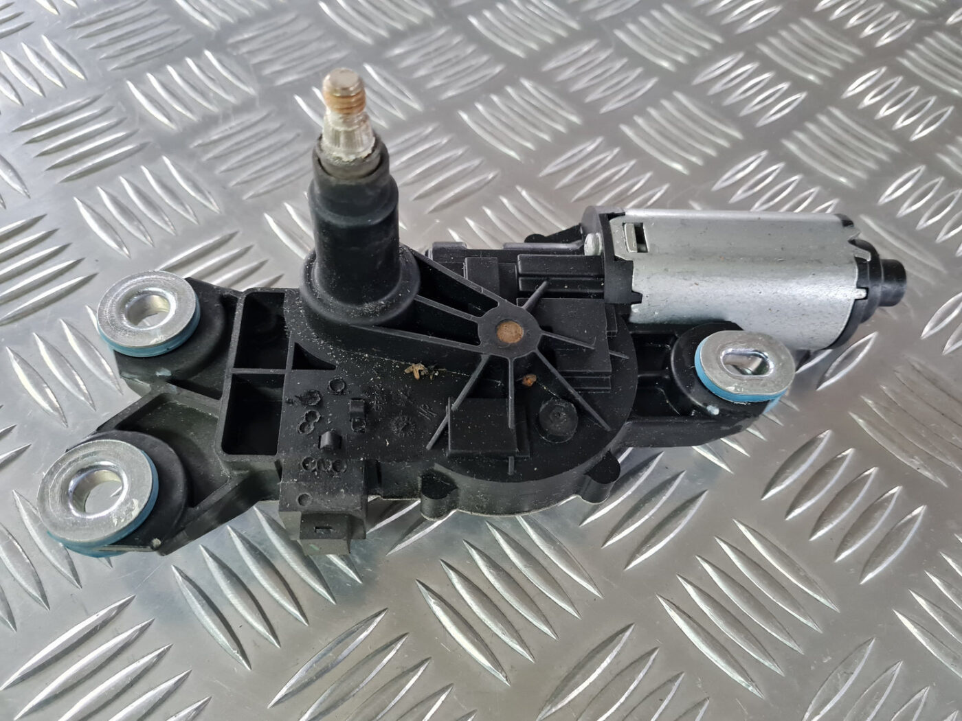 Aizmugurējā stikla tīrītāja motors priekš VOLVO XC 60 2009 2 Aizmugurējā stikla tīrītāja motors priekš VOLVO XC 60 2009