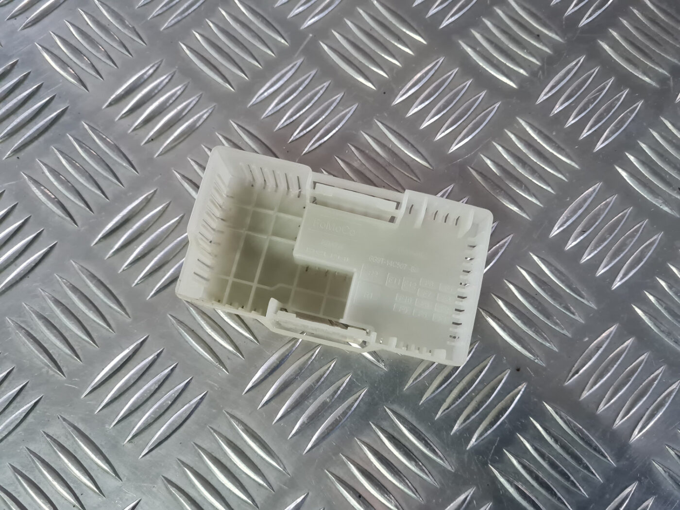 Drošinātāju kārbas korpusa vāks priekš VOLVO XC 60 2009 2 Drošinātāju kārbas korpusa vāks priekš VOLVO XC 60 2009