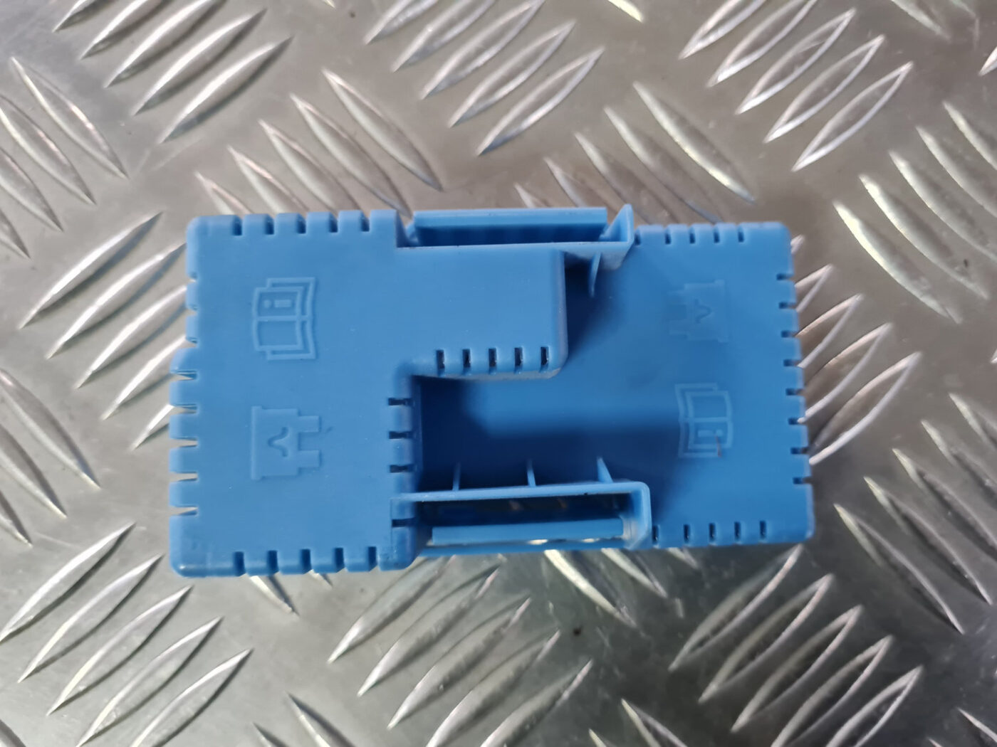 Drošinātāju kārbas korpusa vāks priekš VOLVO XC 60 2009 2 Drošinātāju kārbas korpusa vāks priekš VOLVO XC 60 2009