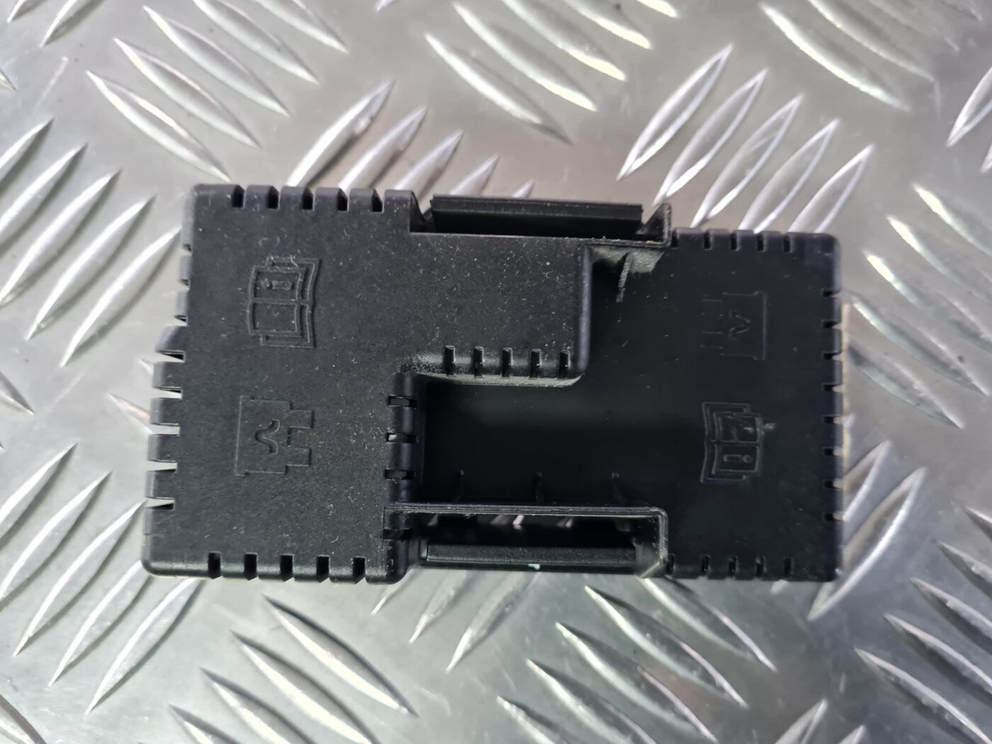 Drošinātāju kārbas korpusa vāks priekš VOLVO XC 60 2009 2 Drošinātāju kārbas korpusa vāks priekš VOLVO XC 60 2009