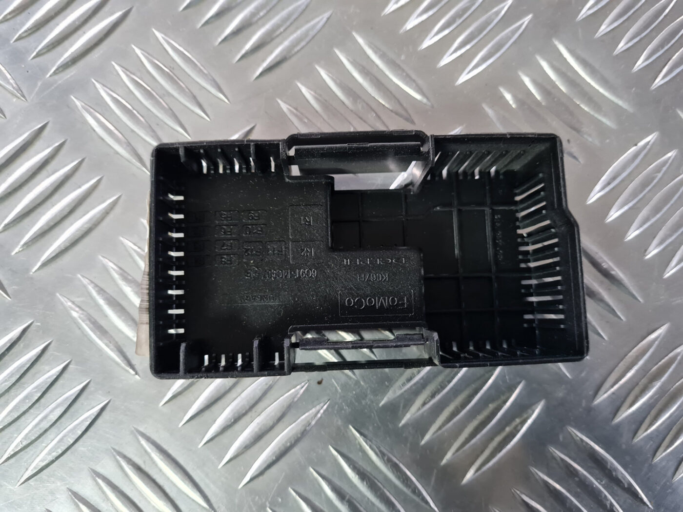 Drošinātāju kārbas korpusa vāks priekš VOLVO XC 60 2009 4 Drošinātāju kārbas korpusa vāks priekš VOLVO XC 60 2009