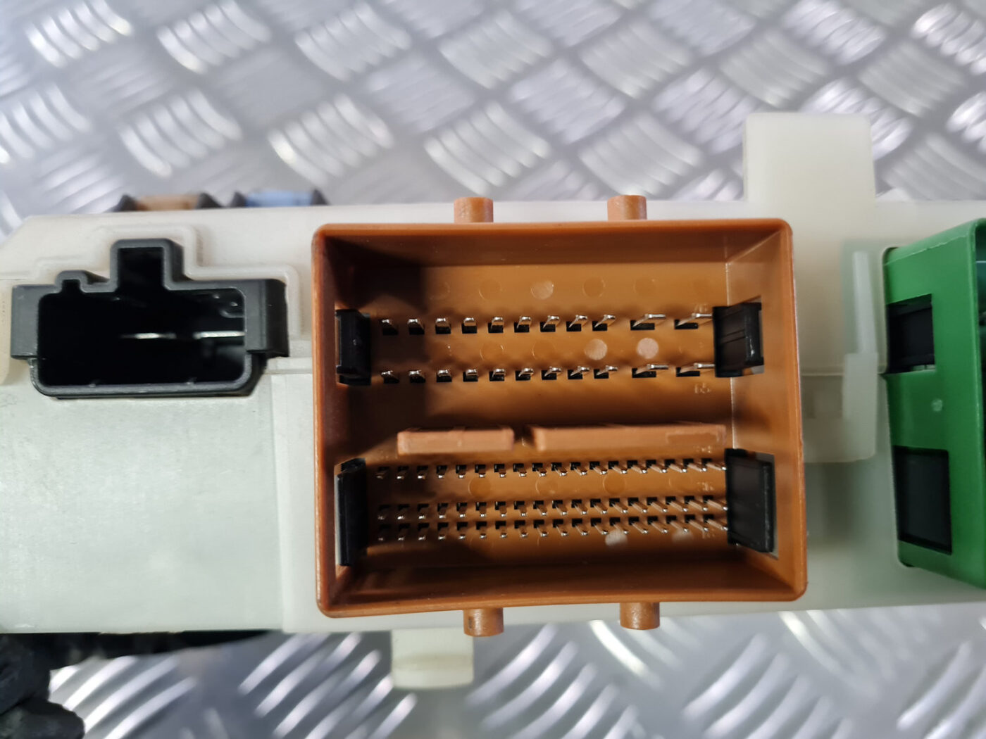 Drošinātāju bloks priekš VOLVO XC 60 2009 6 Drošinātāju bloks priekš VOLVO XC 60 2009