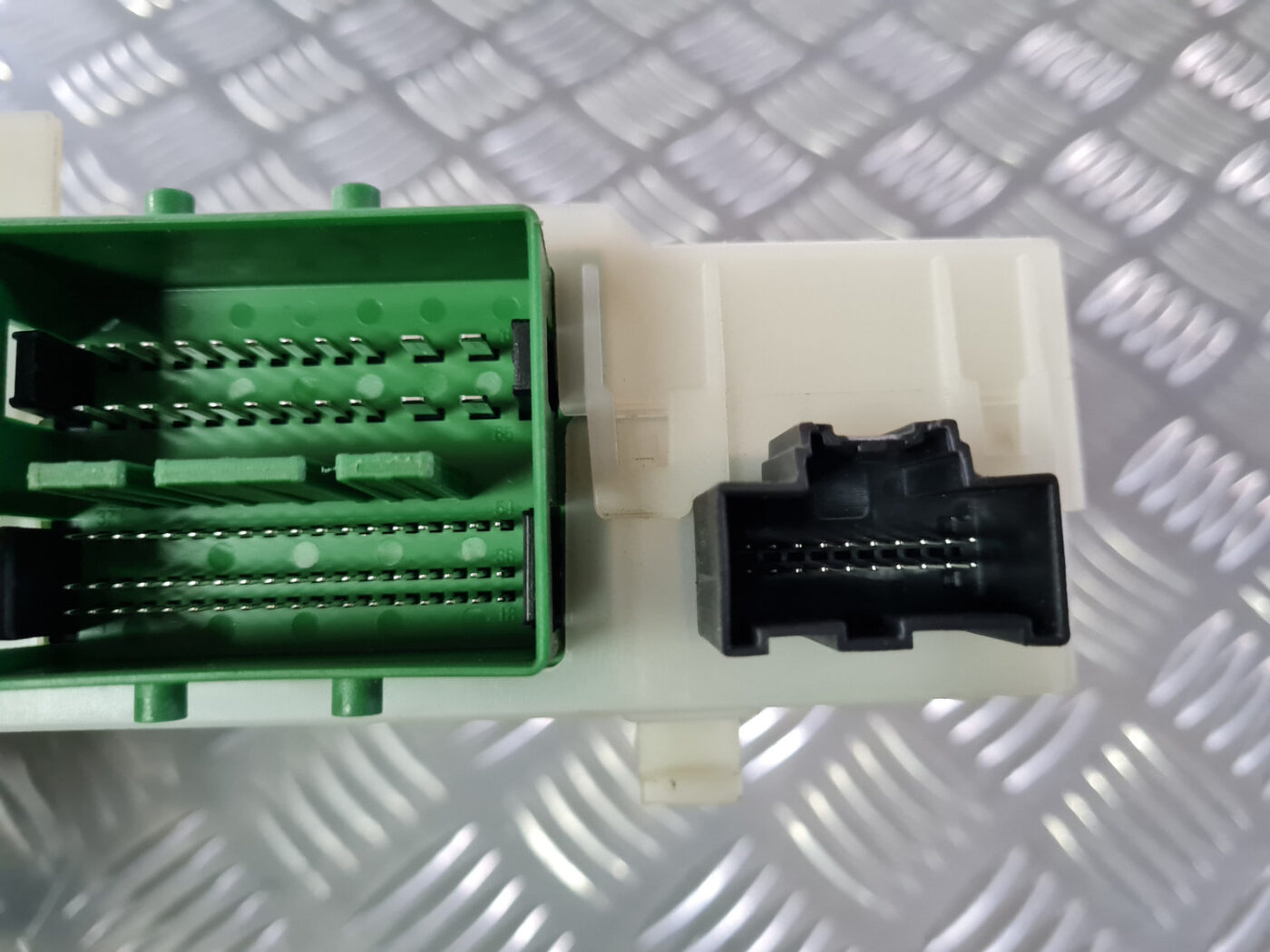 Drošinātāju bloks priekš VOLVO XC 60 2009 4 Drošinātāju bloks priekš VOLVO XC 60 2009