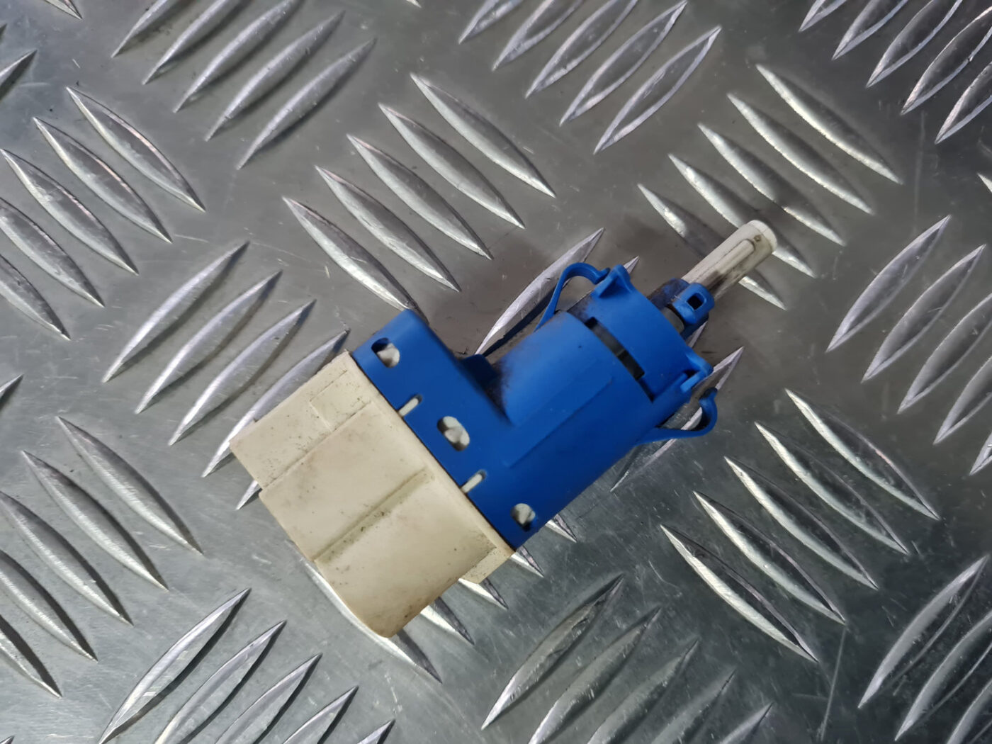 Bremžu signāla slēdzis priekš VOLVO XC 60 2009 2 Bremžu signāla slēdzis priekš VOLVO XC 60 2009