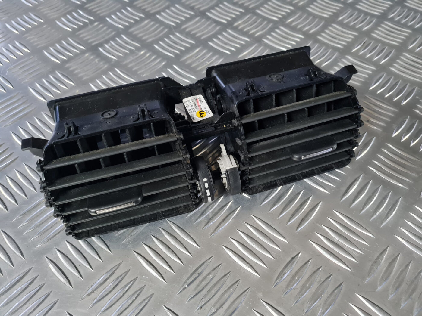 Mērinstrumentu paneļa gaisa vads, centrā priekš VOLVO XC 60 2009 2 Mērinstrumentu paneļa gaisa vads, centrā priekš VOLVO XC 60 2009