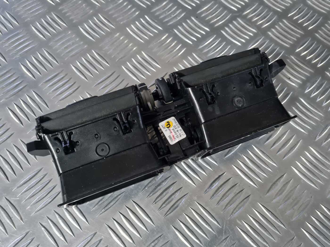 Mērinstrumentu paneļa gaisa vads, centrā priekš VOLVO XC 60 2009 5 Mērinstrumentu paneļa gaisa vads, centrā priekš VOLVO XC 60 2009