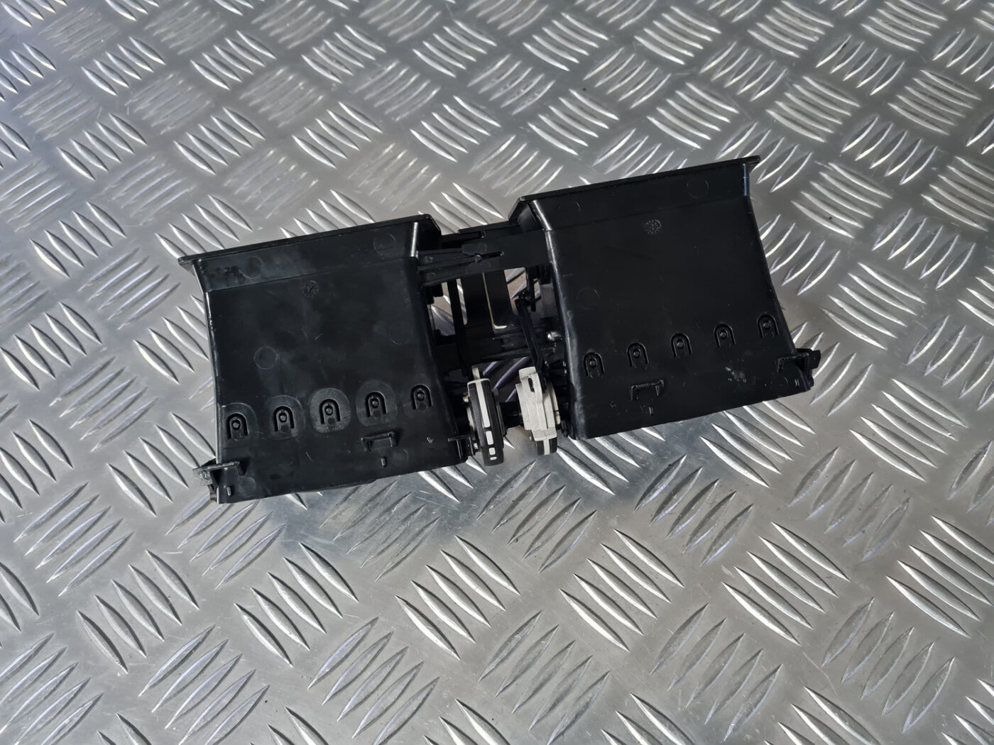 Mērinstrumentu paneļa gaisa vads, centrā priekš VOLVO XC 60 2009 3 Mērinstrumentu paneļa gaisa vads, centrā priekš VOLVO XC 60 2009