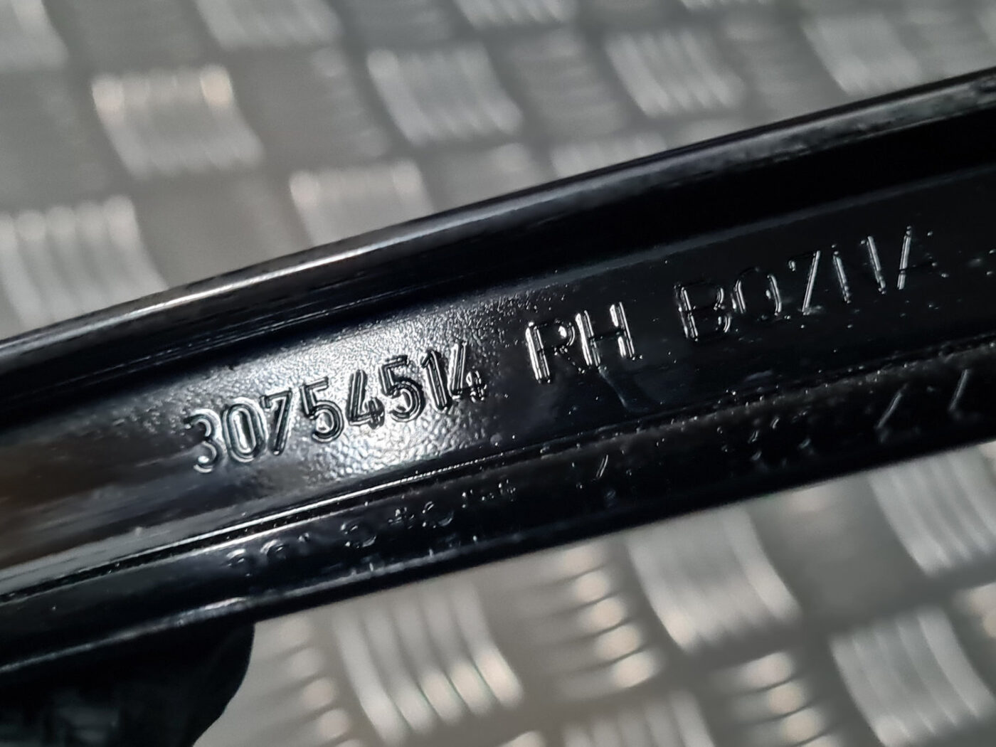 Durvju stikla moldings priekš VOLVO XC 60 2009 4 Durvju stikla moldings priekš VOLVO XC 60 2009