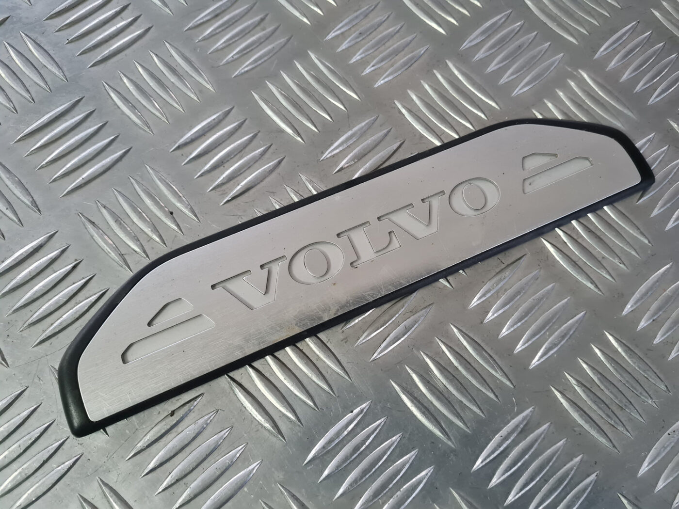 Sliekšņa aizmugurēja kreisa uzlika (salonā) priekš VOLVO XC 60 2009 2 Sliekšņa aizmugurēja kreisa uzlika (salonā) priekš VOLVO XC 60 2009