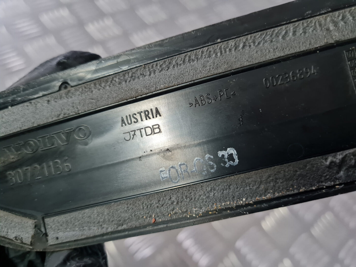 Sliekšņa aizmugurēja kreisa uzlika (salonā) priekš VOLVO XC 60 2009 4 Sliekšņa aizmugurēja kreisa uzlika (salonā) priekš VOLVO XC 60 2009