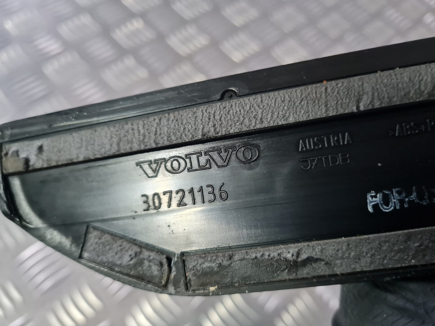 Sliekšņa aizmugurēja laba uzlika (salonā) priekš VOLVO XC 60 2009 5 Sliekšņa aizmugurēja laba uzlika (salonā) priekš VOLVO XC 60 2009