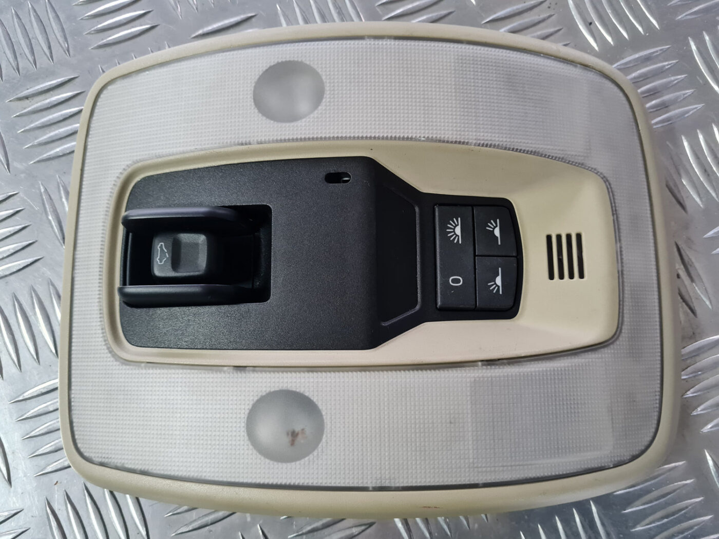 Salona apgaismojuma panelis priekš VOLVO XC 60 2009 2 Salona apgaismojuma panelis priekš VOLVO XC 60 2009