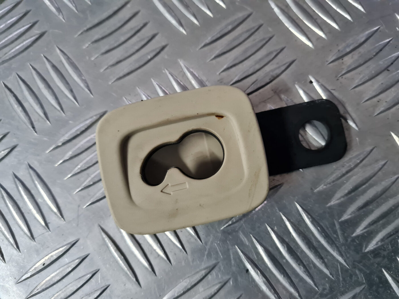 Salona āķis griestos priekš VOLVO XC 60 2009 2 Salona āķis griestos priekš VOLVO XC 60 2009