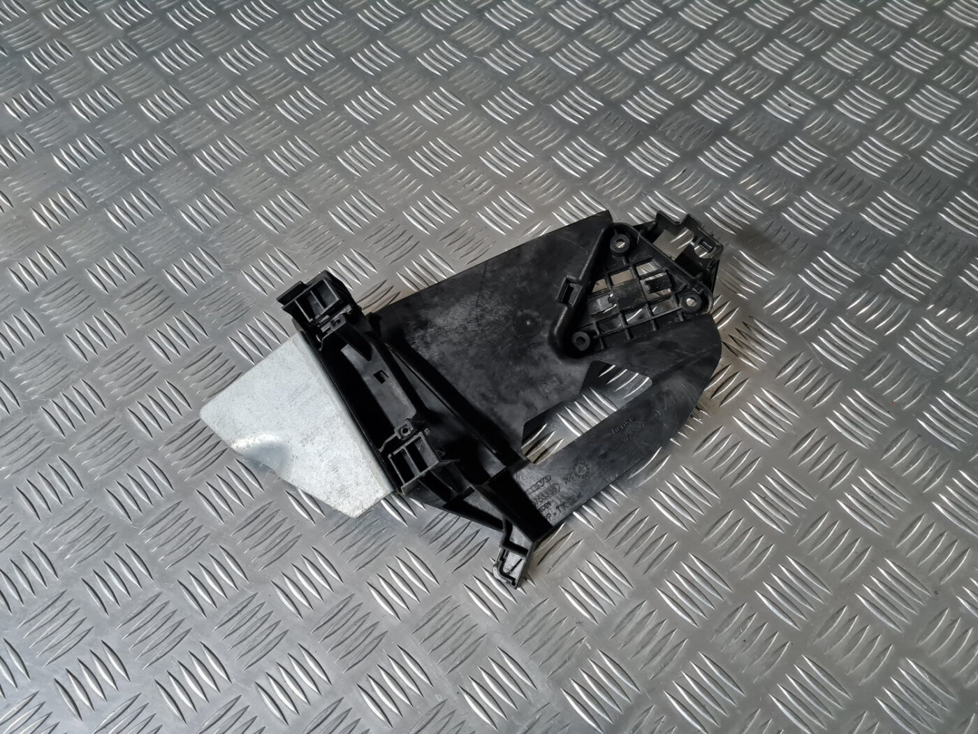 Durvju roktura iekšējais stiprinājums priekš VOLVO XC 60 2009 1 Durvju roktura iekšējais stiprinājums priekš VOLVO XC 60 2009