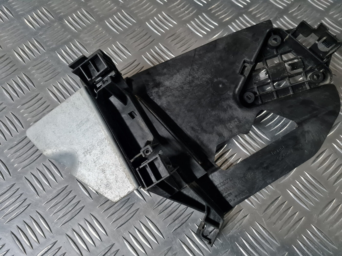 Durvju roktura iekšējais stiprinājums priekš VOLVO XC 60 2009 2 Durvju roktura iekšējais stiprinājums priekš VOLVO XC 60 2009