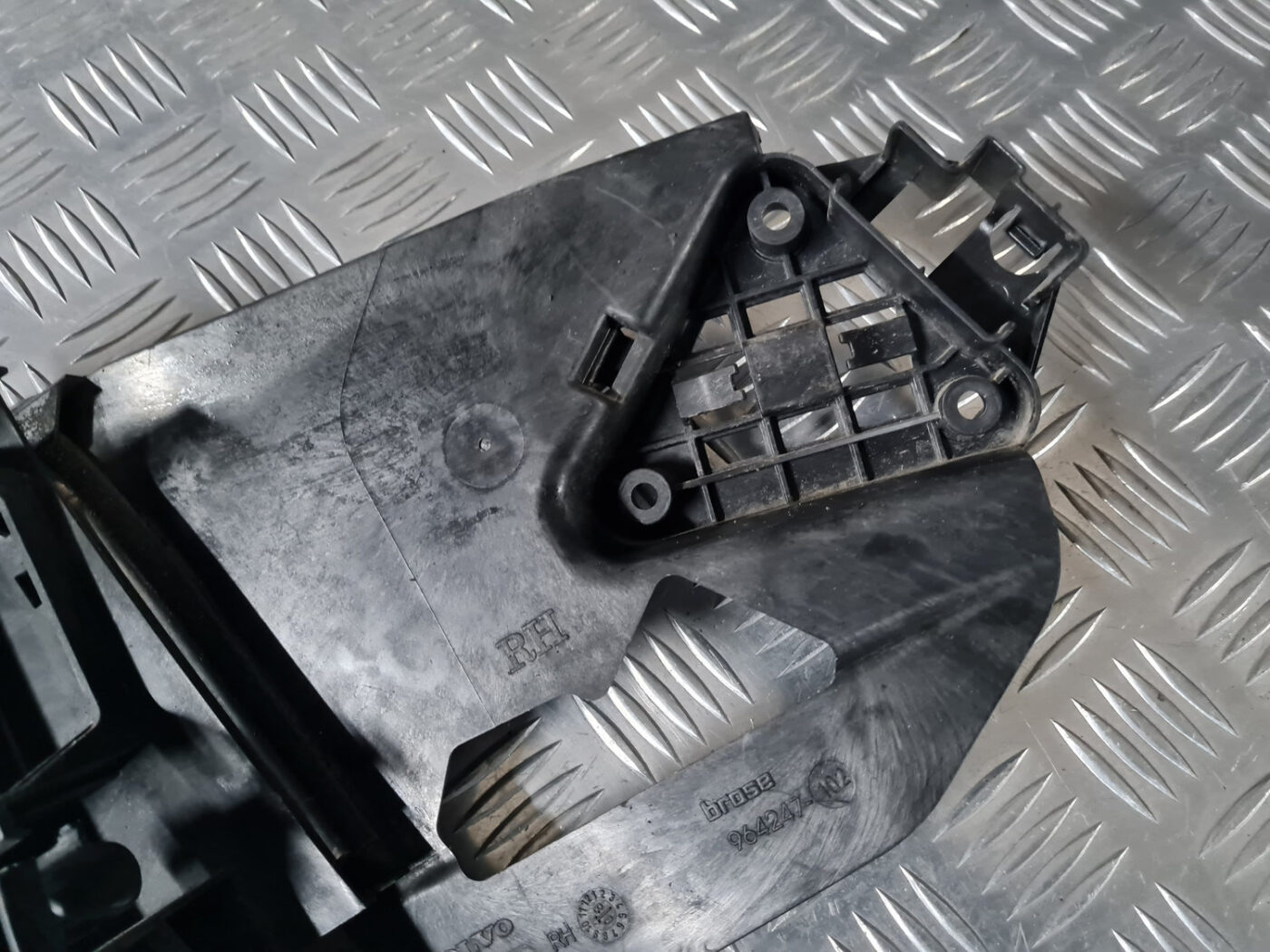 Durvju roktura iekšējais stiprinājums priekš VOLVO XC 60 2009 8 Durvju roktura iekšējais stiprinājums priekš VOLVO XC 60 2009