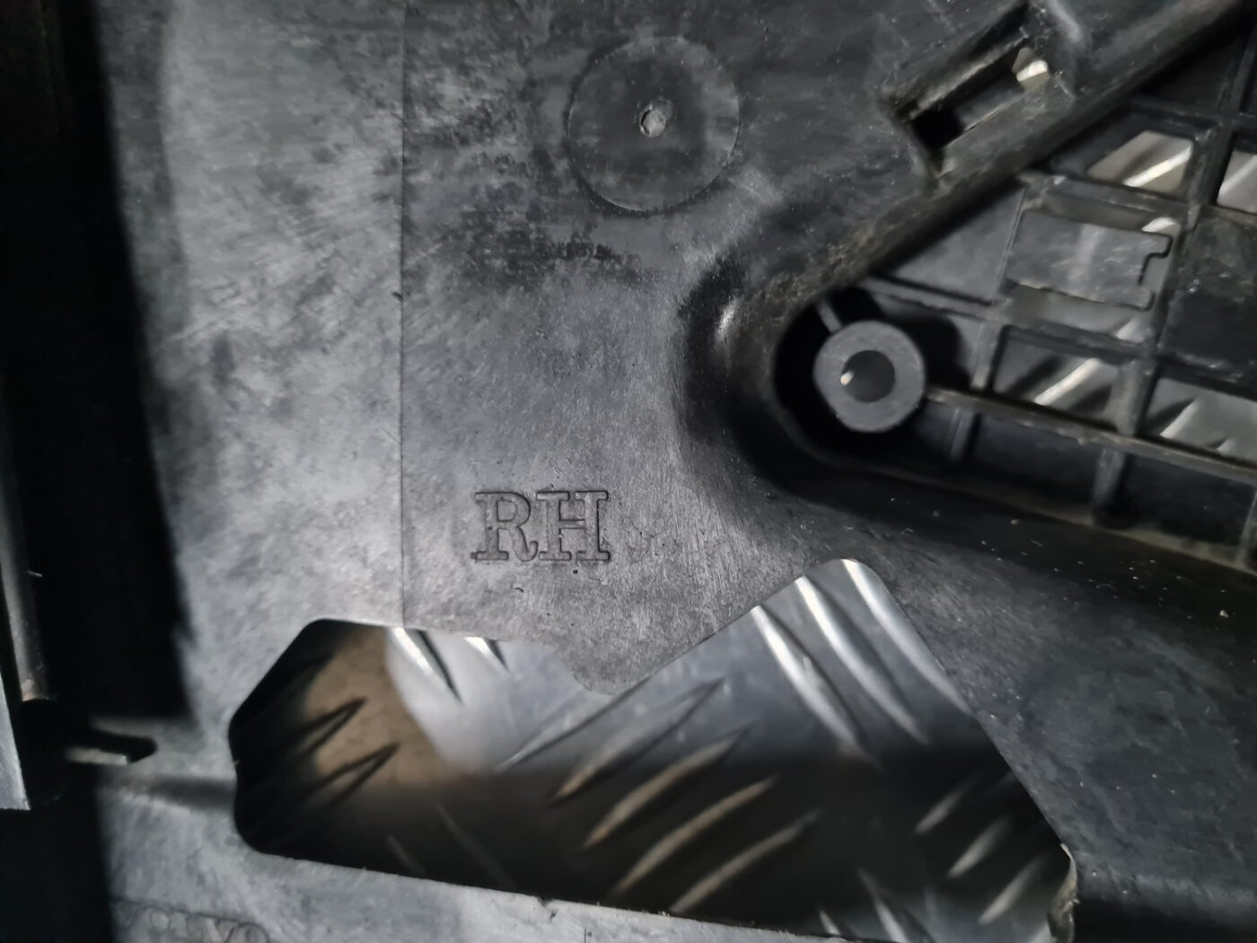 Durvju roktura iekšējais stiprinājums priekš VOLVO XC 60 2009 7 Durvju roktura iekšējais stiprinājums priekš VOLVO XC 60 2009