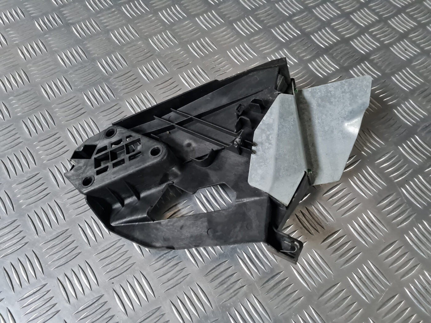 Durvju roktura iekšējais stiprinājums priekš VOLVO XC 60 2009 5 Durvju roktura iekšējais stiprinājums priekš VOLVO XC 60 2009