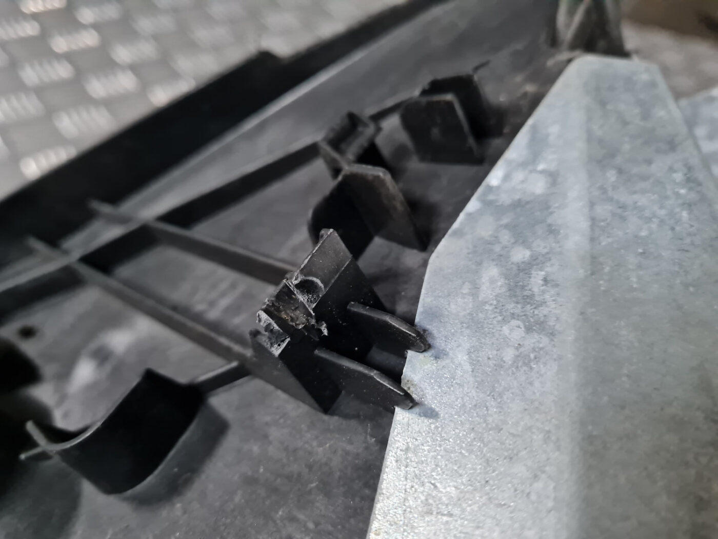 Durvju roktura iekšējais stiprinājums priekš VOLVO XC 60 2009 4 Durvju roktura iekšējais stiprinājums priekš VOLVO XC 60 2009