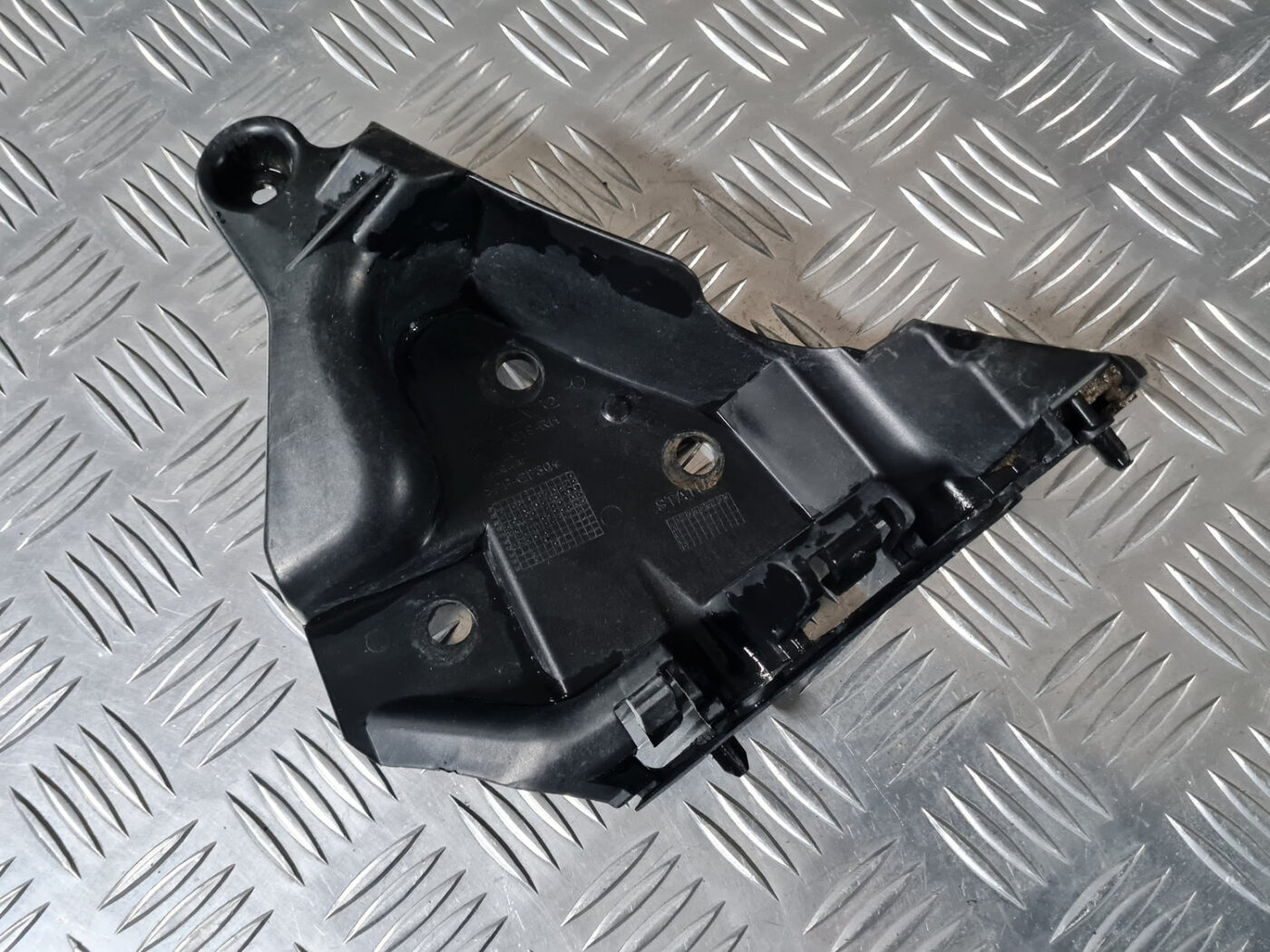 Priekšēja bufera labais kronšteins priekš VOLVO XC 60 2009 2 Priekšēja bufera labais kronšteins priekš VOLVO XC 60 2009