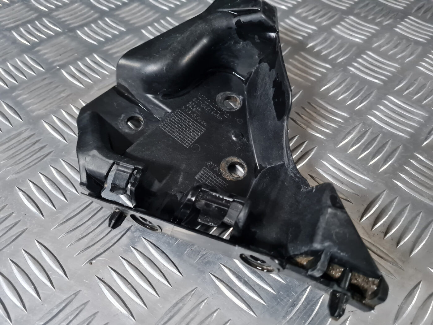 Priekšēja bufera labais kronšteins priekš VOLVO XC 60 2009 5 Priekšēja bufera labais kronšteins priekš VOLVO XC 60 2009