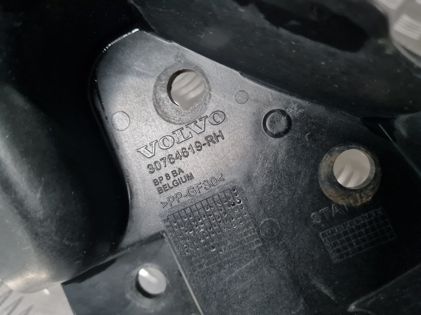 Priekšēja bufera labais kronšteins priekš VOLVO XC 60 2009 4 Priekšēja bufera labais kronšteins priekš VOLVO XC 60 2009