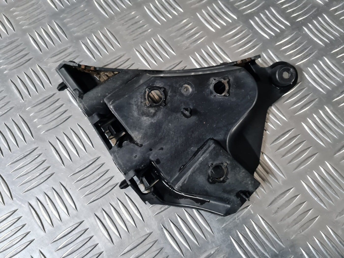 Priekšēja bufera labais kronšteins priekš VOLVO XC 60 2009 3 Priekšēja bufera labais kronšteins priekš VOLVO XC 60 2009