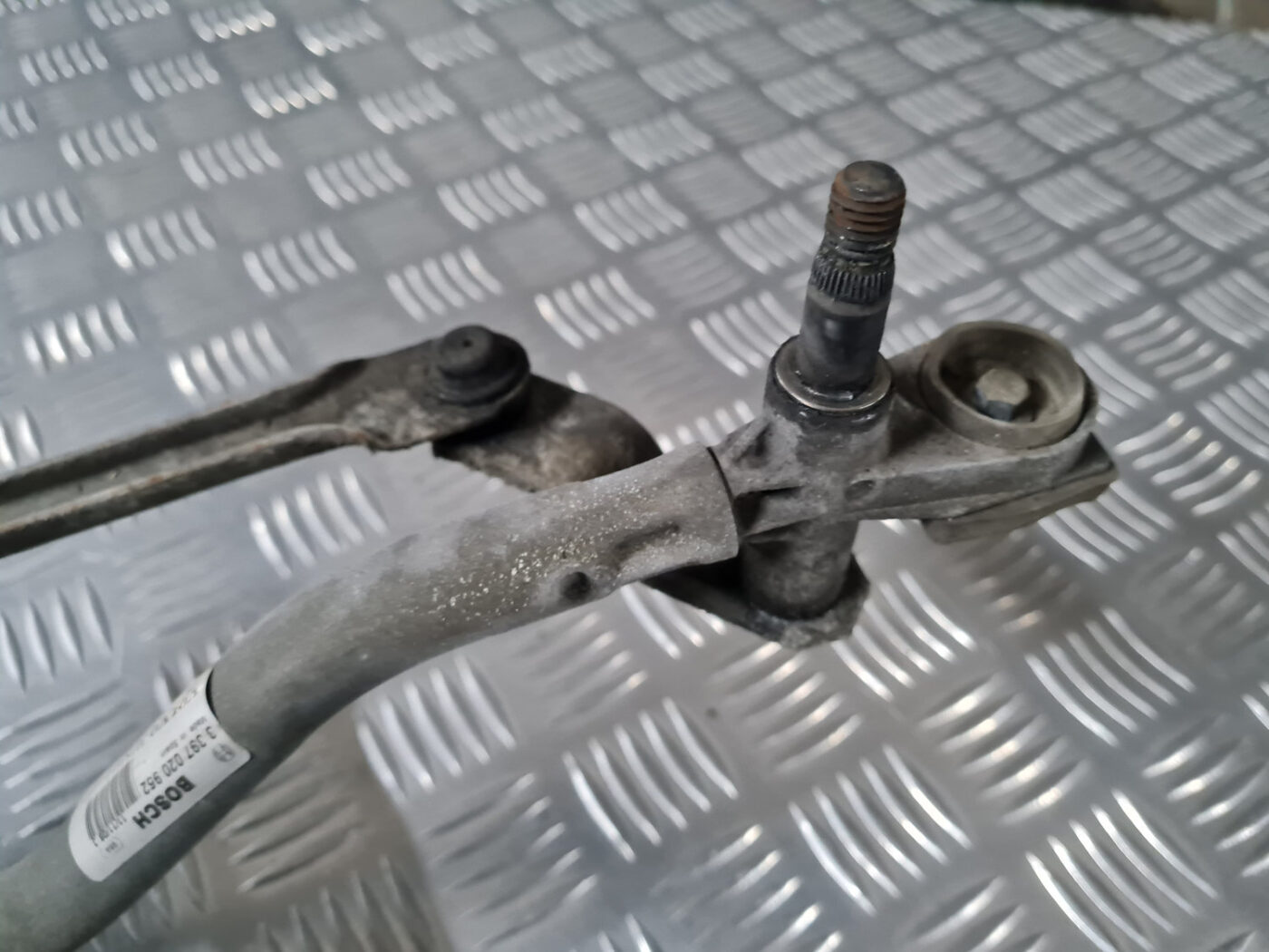 Vējstikla tīrīšanas mehānisms priekš VOLVO XC 60 2009 10 Vējstikla tīrīšanas mehānisms priekš VOLVO XC 60 2009