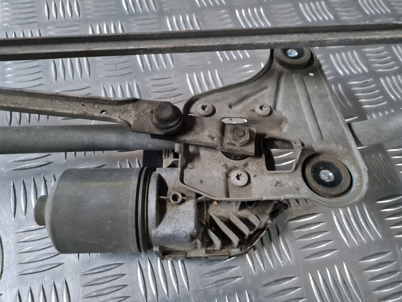 Vējstikla tīrīšanas mehānisms priekš VOLVO XC 60 2009 9 Vējstikla tīrīšanas mehānisms priekš VOLVO XC 60 2009