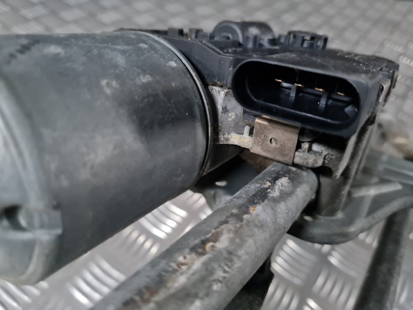 Vējstikla tīrīšanas mehānisms priekš VOLVO XC 60 2009 3 Vējstikla tīrīšanas mehānisms priekš VOLVO XC 60 2009